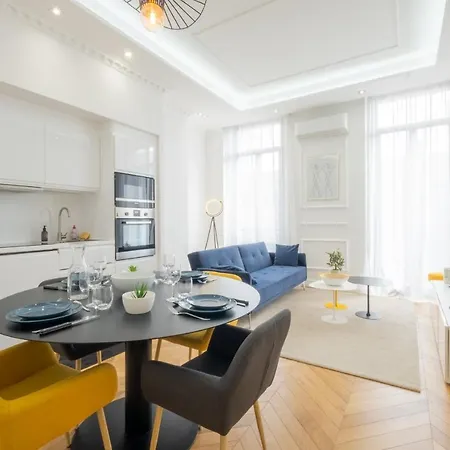 3-br In The Heart Of Downtown Apartment *
